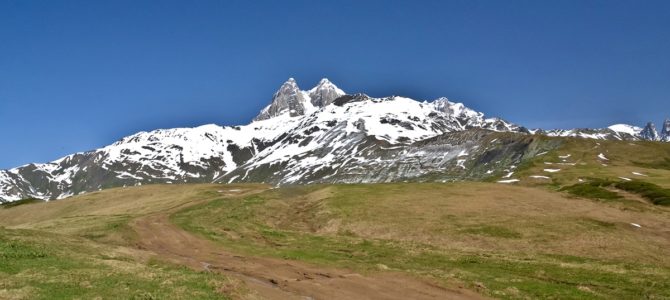Jeziora Koruldi – trekking z Mestii z widokiem na Uszbę Jeziora Koruldi – trekking z Mestii z widokiem na Uszbę