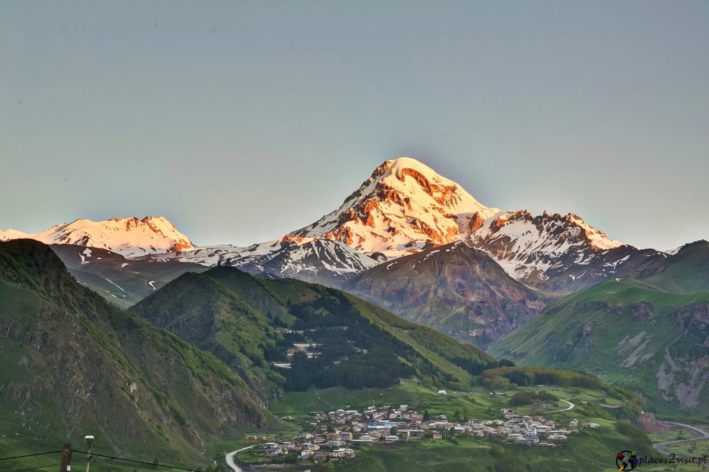 Stepancminda z widokiem na Kazbek. Gruzja