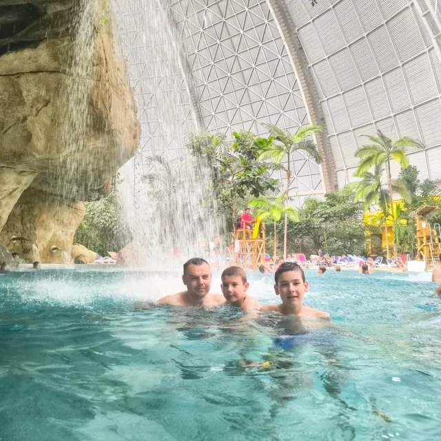Żebyście nie myśleli że my tylko po muzeach chodzimy to w Wielkanocny Poniedziałek wybraliśmy się do położonego pod Berlinem parku wodnego Tropical Islands 😀🏝️ Tradycja Lanego Poniedziałku została zachowana i wody w tym dniu nam nie brakowało 😁

🏝️Mówią że jest to największy tropikalny kurort w Europie. Park wodny, zwany potocznie „tropikalną wyspą”, mieści się w dawnej hali produkcyjnej sterowców (nazywanej Aerium), największym samonośnym hangarze świata. 

🏝️Tropical Islands znajduje się około 60 km na południe od centrum Berlina. Ceny biletów do Tropical Islands różnią się w zależności od wieku, wybranego pakietu i dnia tygodnia, a szczegóły znajdziecie na ich stronie. 

W Berlinie nocujemy na zaproszenie @aohostels
#współpraca #berlin #niemcy #aohostels #tropical #tropicalisland #germany #travelfamily #familytravel #familytrip #familytime #visitgermanyofficial #visitgermany🇩🇪 #berlin #tripswithkids #places2visit