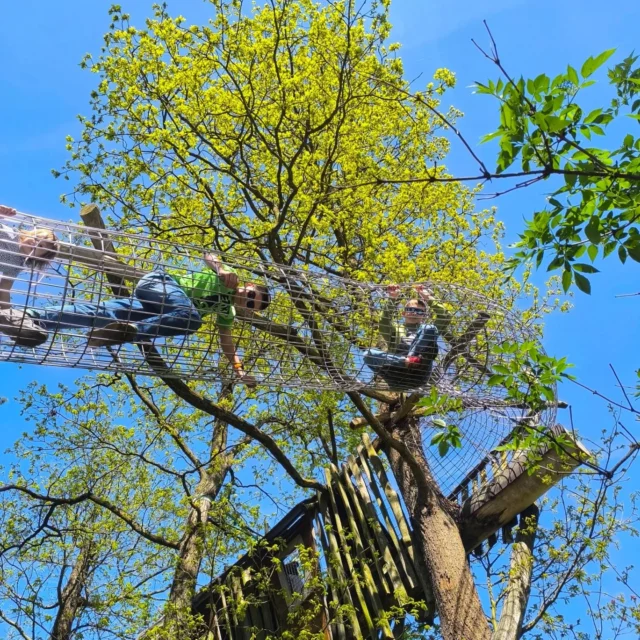 Niedziela upłynęła nam na wizycie w Tajemniczej Krainie Turisede czyli parku przygody Kulturinsel Einsiedel @kulturinsel położonej po obu stronach granicznej Nysy Łużyckiej. Jest to park przygód i pierwszy w Niemczech Hotel Domków na Drzewach, w samym sercu natury. 
W królestwie Turisede znajduje się ponad 40 domków skrytych w koronach drzew. W niektórych z nich można rozwiązywać zagadki, cieszyć się widokami, a nawet spędzić w nich noc. Jest tam mnóstwo atrakcji dla dzieci więc trzeba zarezerwować sobie tam sporo czasu 😉

Po południu dojechaliśmy do Zgorzelca, który udało nam się choć trochę zobaczyć . Zarówno po stronie polskiej jak i niemieckiej (Görlitz). 

To był bardzo udany weekend. Dziękujemy za zaproszenie 😉
@dolnyslask.travel @miasto_legnica @zgorzelec_eu

#zaproszenie #dolnyśląskjestpiękny #dolnyśląsk #turisede #zgorzelec #görlitz #weekendwmieście #familytravel #familytrip #familytime #dolnośląskie #kulturinsel #parkrozrywki