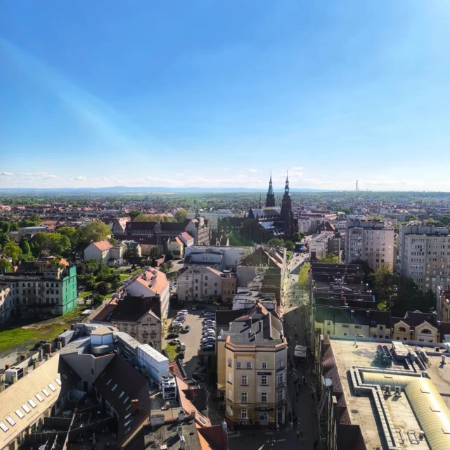 Rynek w Legnicy był dziś świadkiem uroczystego otwarcia sezonu turystycznego na Dolnym Śląsku, choć przecież sezon tutaj trwa przez cały rok 😉 Było sporo atrakcji, mnóstwo wystawców i nie tylko. Odwiedziliśmy również:

🔸 Centrum Witelona w Legnicy - miejsce w którym nauka spotyka się z historią i technologią. Przestrzeń z mnóstwem interaktywnych stanowisk, które w nowoczesny sposób przybliżają zagadnienia światła, optyki i widzenia - od teorii Witelona sprzed 800 lat temu po współczesne technologie. W salach doświadczalnych można m.in przeprowadzać eksperymenty chemiczne czy też oglądać życie pod mikroskopem.

🔹 Mauzoleum Piastów Śląskich - barokowa kaplica grobowa, upamiętniająca ostatnich przedstawicieli rodu. Jednocześnie jest pomnikiem całej dynastii Piastów. Uznawane jest za wybitny zabytek epoki. Jego wystrój współtworzą elementy kilku dziedzin sztuki: architektury, rzeźby i malarstwa.

🔸 Muzeum Miedzi - znajdziesz tam m.in. zbiory związane z wydobyciem, przeróbką i zastosowaniem miedzi, polskim złotnictwem współczesnym oraz historią Legnicy i regionu legnickiego.

🔹 Wieża widokowa Kościoła Mariackiego - warto się tam wdrapać i obejrzeć widoki z góry 😉

Kasai - podróże w sieci Rodzinnie dookoła świata Ready for Boarding Wolnym Krokiem - podróże w rytmie slow travel Zbieraj się Wieże Widokowe Dolnego Śląska Cudowny Dolny Śląsk Photo-Travel - Podróże zapisane w kadrze i inni 😉 

@centrumwitelona_legnica @miasto_legnica  @dolnyslask.travel @dolnyslask #zaproszenie #legnica #weekendwmieście #citybreak #dolnyśląskjestpiękny #dolnyśląsk #centrumwitelona #dot #familytravel #familytime #cityphotography